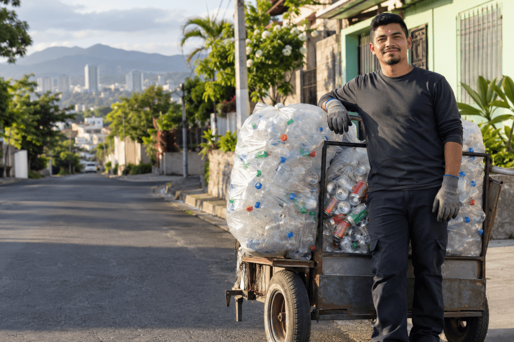Emprendedor recolectando botellas PET y latas para vender en San Salvador